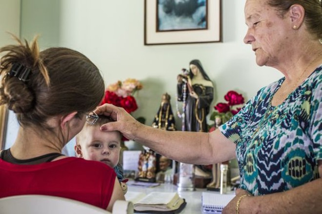 Dona Joana benze o pequeno Pedro, de apenas quatro meses | 