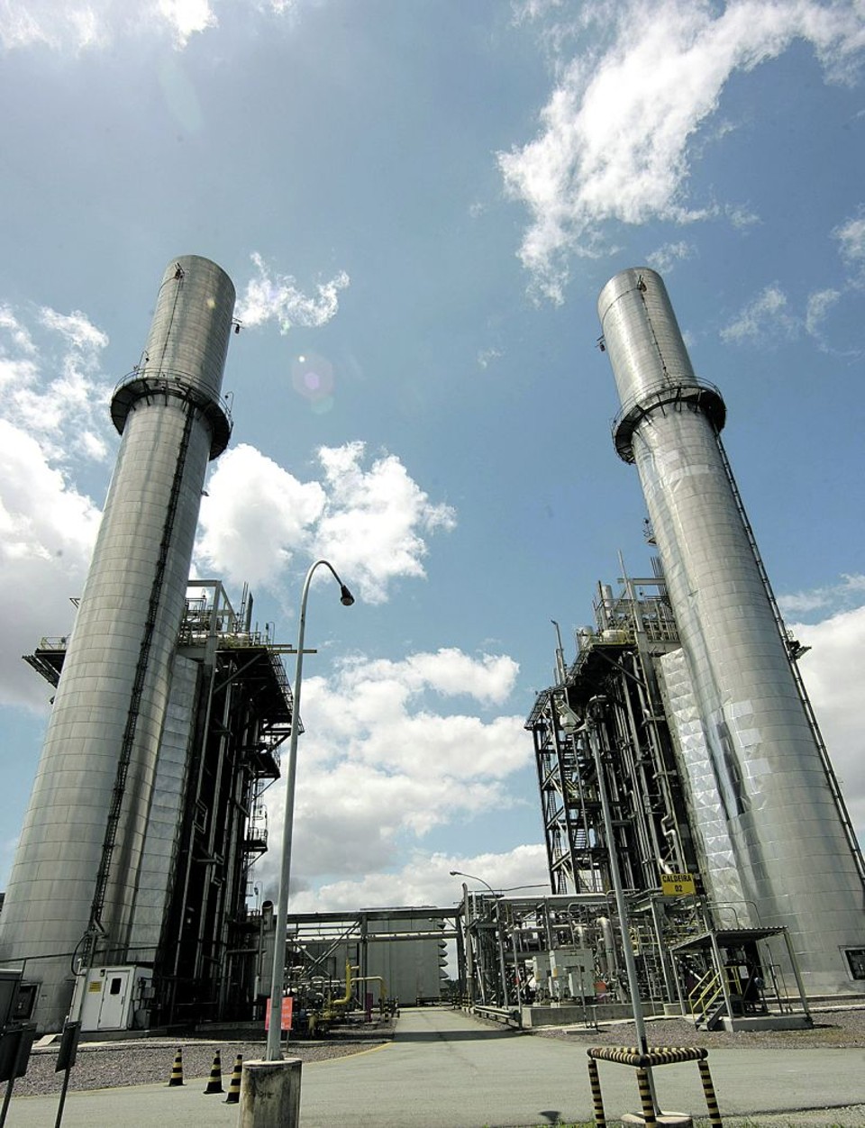 Mais cara, energia gerada por térmicas, como a de Araucária, é uma das causas de rombo no setor | Ivonaldo Alexandre/ Gazeta do Povo