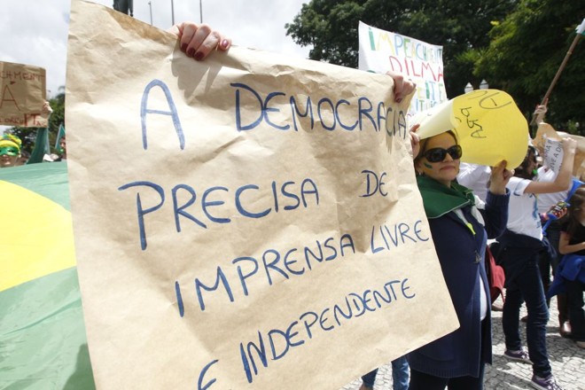 Protesto contra o PT percorreu ruas centrais de Curitiba neste dia 15 de Novembro |