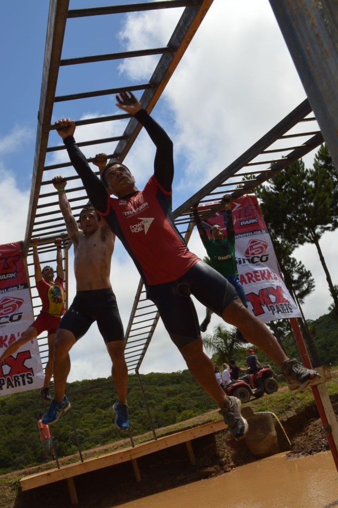 Brincadeira de criança? A monkey bar testou a força nos braços dos competidores. | 