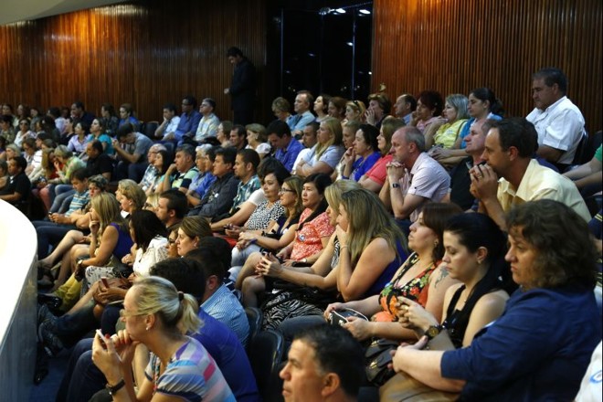 Sob protestos dos professores, os deputados aprovaram o projeto de lei que prorroga por um ano o atual mandato dos diretores das 2,1 mil escolas estaduais |