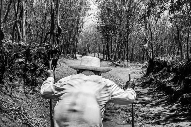 Mesmo com dificuldades de locomoção, as pessoas vão até lá agradecer as bênçãos recebidas |