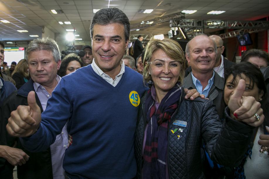 Beto Richa ao lado da esposa, Fernanda Richa, no último dia 5 de outubro, quando foi reeleito governador do Paraná | Marcelo Andrade / Gazeta do Povo