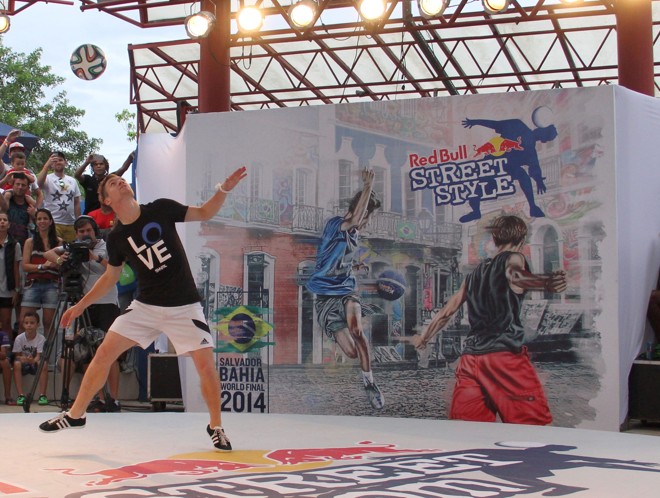Britânico Andrew Henderson faturou o título da quinta edição do Red Bull Street Style. | 