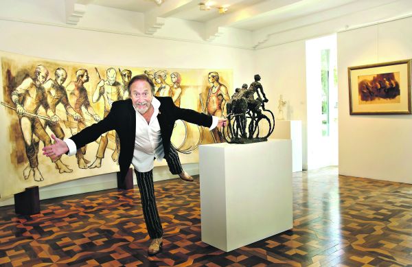 O pintor Juarez Machado acompanhou na manhã da última quinta-feira a montagem final de sua exposição Ontem, Hoje e Sempre, na Simões de Assis Galeria de Arte | Julio Cesar Souza