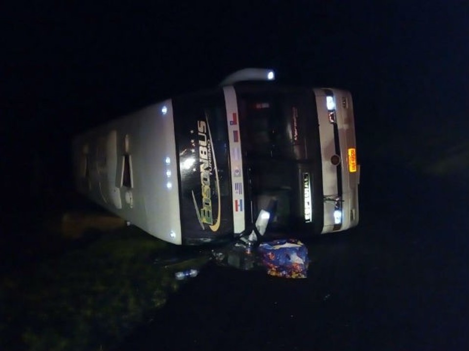 O veículo estava indo para Foz do Iguaçu, quando o motorista perdeu a direção em uma curva, saiu da pista e tombou | Divulgação/PRF