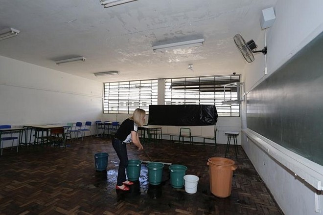 Apesar de esforços para driblar a estrutura danificada, cada chuva representa novos estragos. A sala acima ainda está molhada por conta da chuva da última sexta-feira (7) | 