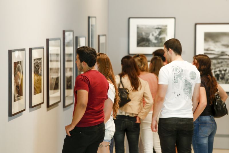Visitantes movimentaram o Museu Oscar Niemeyer para ver a exposição de Sebastião Salgado | Hugo Harada/Gazeta do Povo