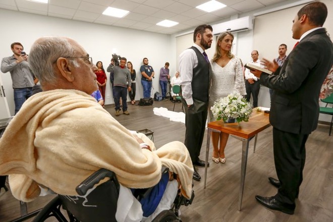 Atento e emocionado, Carlo participa do casamento do filho |
