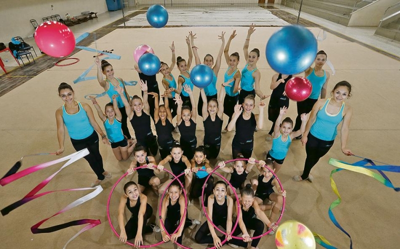 Equipe exibe os elementos da Ginástica Rítmica Desportiva (GRD), durante treino na sede do Paraná Clube | Albari Rosa /Gazeta do Povo
