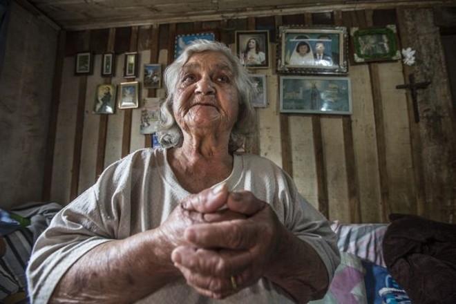 Dona Dorva, na sala em que faz os benzimentos | 