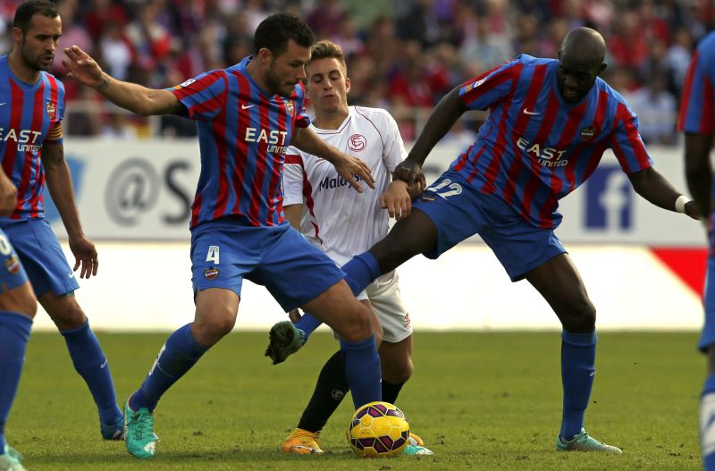 Deulofeu (centro), do Sevilla, entre Navarro (esquerda) e Sissoko (direita), do Levante | EFE/Julio Muñoz