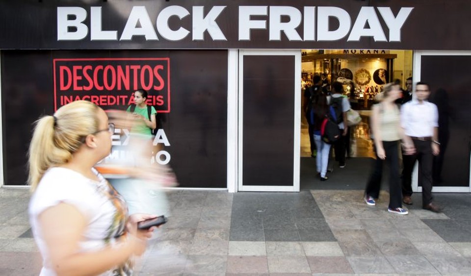 Dia de promoções tem sua maior movimentação na internet, mas também se estenderá para lojas físicas durante o fim de semana | Daniel Castellano/Gazeta do Povo