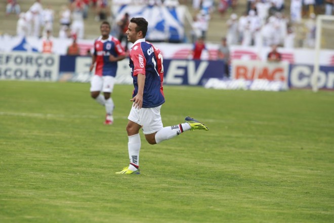 Thiaguinho comemora o segundo gol do Paraná contra o América-RN. |