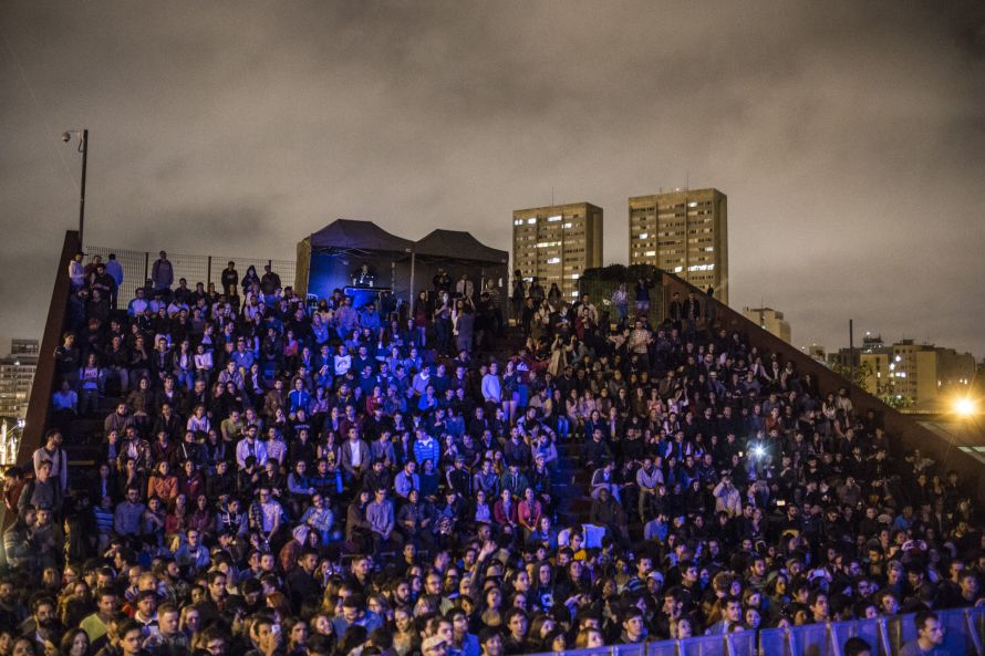 Plateia encheu o palco das Ruínas durante apresentação do cantor capixaba Silva, que se apresentou pela primeira vez em Curitiba. | Brunno Covello/Agência de Notícias Gazeta do Povo