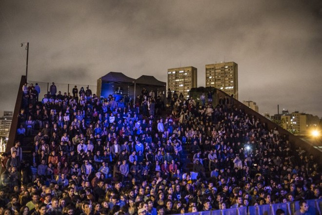 Plateia encheu o palco das Ruínas durante apresentação do cantor capixaba Silva, que se apresentou pela primeira vez em Curitiba. | 