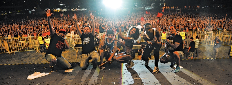 Buraka Som Sistema mistura música angolana com nuances caribenhas. Abaixo, moradores de Buraca, um subúrbio de Lisboa | fotografias de patricia de melo para The New York Times