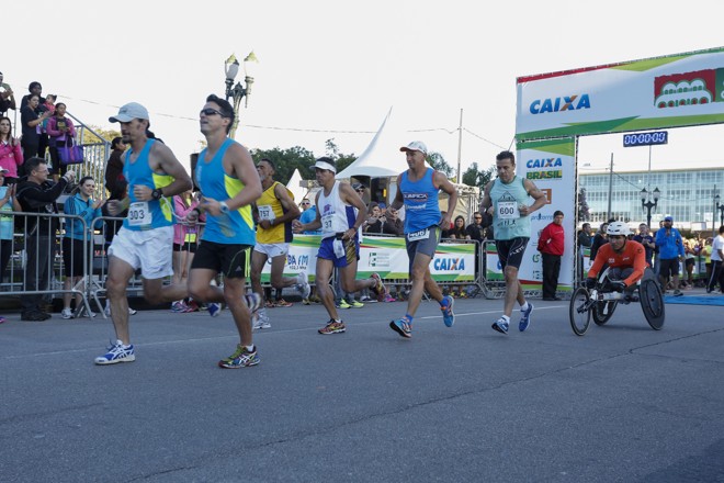 As largadas da Maratona de Curitiba começaram às 7h15 na manhã deste domingo (16) | 