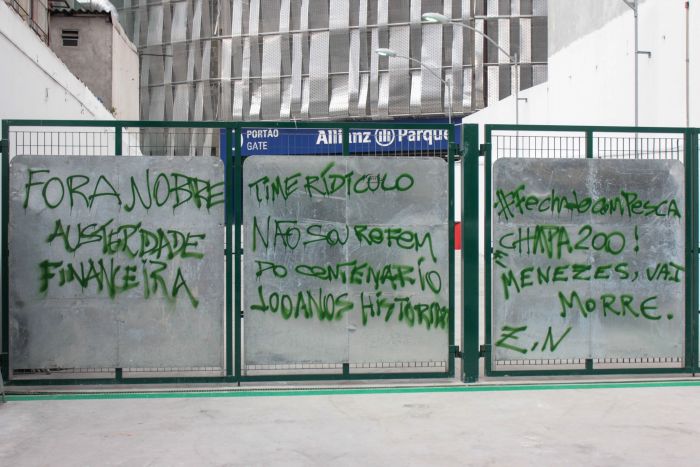 Muro da recém-inaugurada Allianz Parque Arena amanheceu pichado após derrota do Palmeiras, próximo adversário do Coritiba | Marco Ambrosio/ Folhapress