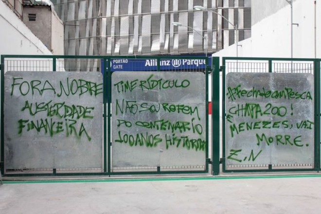 Muro da recém-inaugurada Allianz Parque Arena amanheceu pichado após derrota do Palmeiras, próximo adversário do Coritiba | Marco Ambrosio/ Folhapress