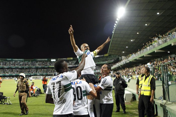 Alex é erguido pelos companheiros após a vitória contra o Palmeiras | Jonathan Campos / Gazeta do Povo