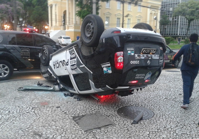 Viatura da Polícia Civil tombou após uma batida em frente à Câmara dos Vereadores de Curitiba nesta terça-feira | Joana Neitsch / Gazeta do Povo