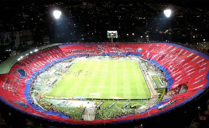 Torcida do Independiente de Medellín inovou com um bandeirão de 360 graus | Divulgação Dalerojo