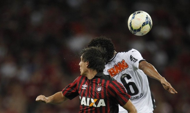 Artilheiro do Atlético no Brasileiro, Cléo, na disputa com Edcarlos, passou em branco neste domingo. | 