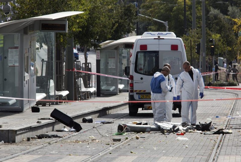 Policiais vistoriam local em que palestino jogou veículo contra pedestres em Jerusalém | Jim Hollander/Efe