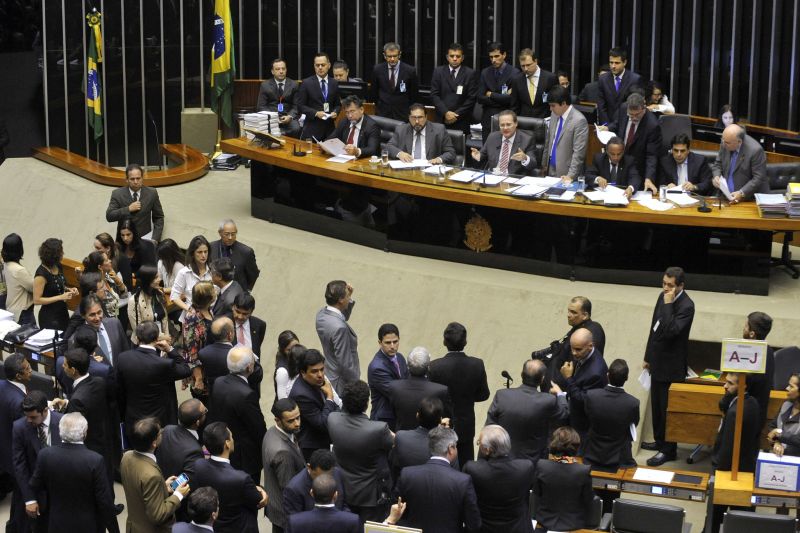 O presidente do Congresso Nacional, senador Renan Calheiros(PMDB-AL), decidiu nesta terça-feira (25) que a votação de 38 vetos presidenciais será feita em bloco, por meio de uma cédula de papel, contrariando o desejo da oposição que queria a votação item por item | Moreira Mariz / Agência Senado