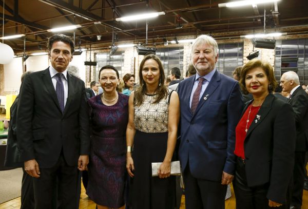 O embaixador da França no Brasil, Denis Pietton, a embaixatriz Najwa Pietton (ambos à dir.) e o cônsul- geral em São Paulo, Damien Loras (à esq.), na recepção oferecida ontem pela cônsul honorária da França em Curitiba, Emilie Dely (ao centro), na Maison de France, no espaço A Fábrika. Também na foto, a conselheira do GRPCom, Elza Lemanski | Hugo Harada / Gazeta do Povo