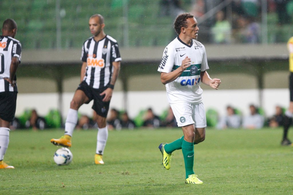 Carlinhos comemora o gol que abriu o placar no Horto. | Denilton Dias/ O Tempo/ Folhapress