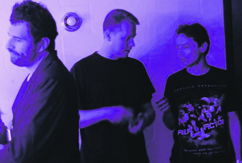 Claudião (à esquerda), e seus novos colegas de banda, ex-integrantes da Iconoclastas. Novo disco usa a poesia para falar sobre a passagem do tempo, e cutuca Curitiba com uma crônica amarga | Divulgação