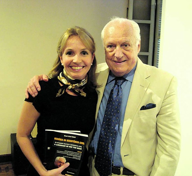 O advogado e professor René Dotti com sua filha, a também advogada Rogéria Dotti, no lançamento do novo livro dele,Memória da Resistência Civil A Liberdade de Não ter Medo da Ditadura Militar à Democracia Civil, no Palacete dos Leões |