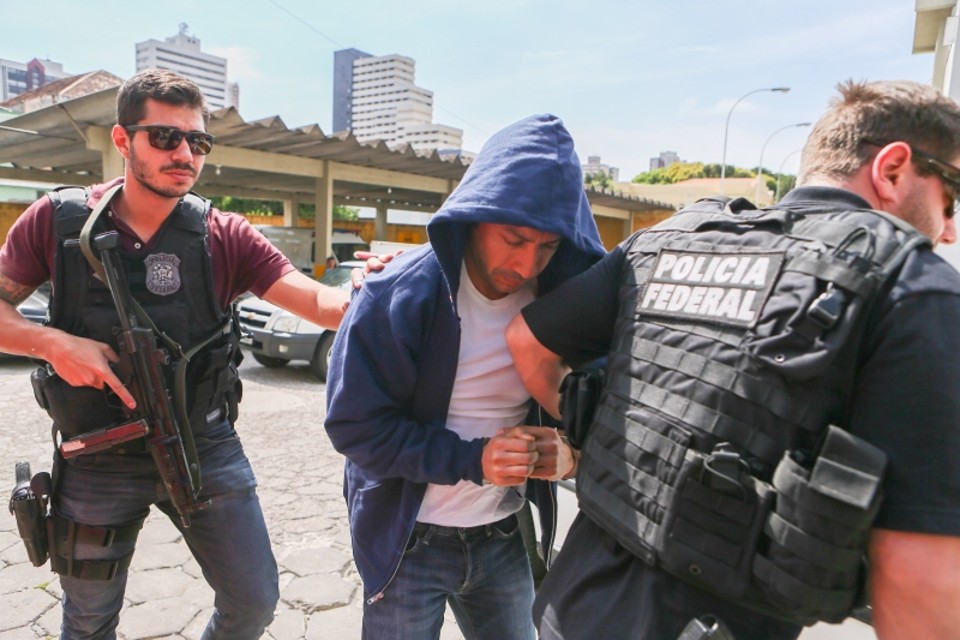 Fernando Baiano conduzido por policiais no IML de Curitiba: ele nega ter relações com o PMDB | Geraldo Bubniak/AGB/Folhapress