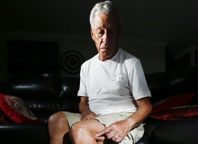Nilson Borges, ex-meia-atacante do Atlético, sofre com as dores no joelho direito desde que abandonou o futebol, em 1972 | Hugo Harada/Gazeta do Povo