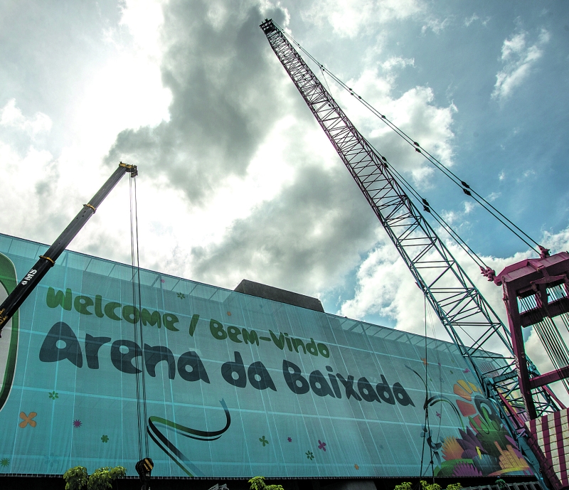 Programada para dezembro, cobertura do estádio deve ser concluída apenas em março de 2015 | Brunno Covello/Gazeta do Povo