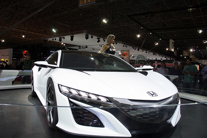 Honda NSX II- Modelo que contou com a ajuda do tricampeão de F- 1 Ayrton Senna em seu desenvolvimento, na década de 1990, o NSX seguiu em linha até 2005, quando foi aposentado. Ressuscitado em 2012 como conceito da marca de luxo Acura, agora ganha o emblema da Honda, às vésperas de entrar em produção. O superesportivo híbrido traz um motor V6 3.0 sobrealimentado por dois turbos e outros três propulsores elétricos |