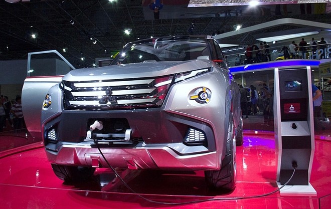 Mitsubishi GC PHEV- O SUV é um híbrido plug-in equipado com um motor V6 3.0, aliado a um elétrico de 95 cv. O pacote tecnológico oferece navegação similar a de tablets. É possível programar a rota a seguir, interagir com o veículo e acessar a internet. Ele não possui retrovisores e tudo pode ser visto através de câmeras espalhadas pela lateral. O modelo consegue detectar a aproximação de outros veículos e pedestres em rota de colisão e projetar os alertas no parabrisa |
