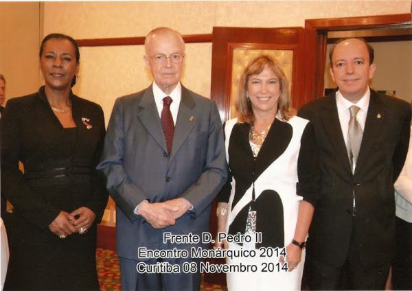 No Encontro Monárquico 2014, sábado último, no Hotel Bourbon, Conceição Barindelli, presidente da BPW-Curitiba, príncipe Dom Bertrand de Orleans e Bragança, que discorreu sobre O Brasil que queremos, Vânia Ennes, coordenadora do evento, com mais de 100 participantes, e o advogado Mozart França, presidente da Frente D. Pedro ll | Foto: Divulgação