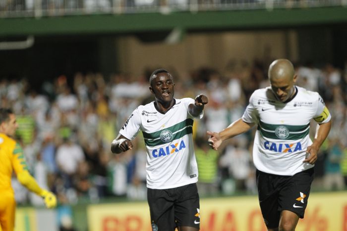 Joel comemora com Alex gol na vitória sobre o Palmeiras: Coxa pode se salvar do rebaixamento na próxima rodada | Jonathan Campos / Gazeta do Povo