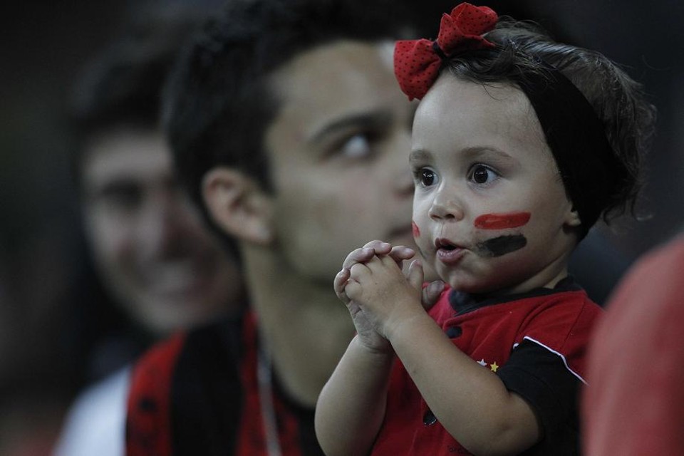 Torcedora mirim acompanha jogo do Furacão na Baixada. | Jonathan Campos/Gazeta do Povo