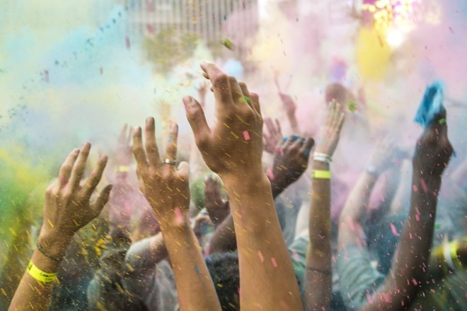 Festival usa pó para colorir seus participantes | 