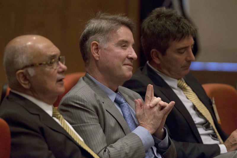 Cercado de advogados, Eike ouviu os depoimentos em silêncio | Marcelo Sayão/EFE