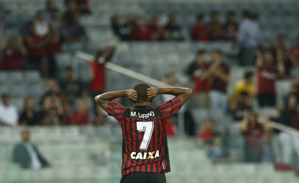 Marcelo não agradou à torcida no empate com o Santos. Duelo na Arena da Baixada serviu para observações visando 2015 | Hugo Harada/Gazeta do Povo