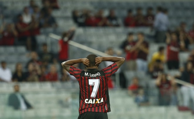Marcelo não agradou à torcida no empate com o Santos. Duelo na Arena da Baixada serviu para observações visando 2015 | Hugo Harada/Gazeta do Povo