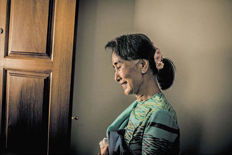 Quatro anos depois de sair da prisão domiciliar como símbolo da democracia, Daw Aung San Suu Kyi é criticada pela lentidão das reformas em Mianmar | Tomas Munita para The New York Times