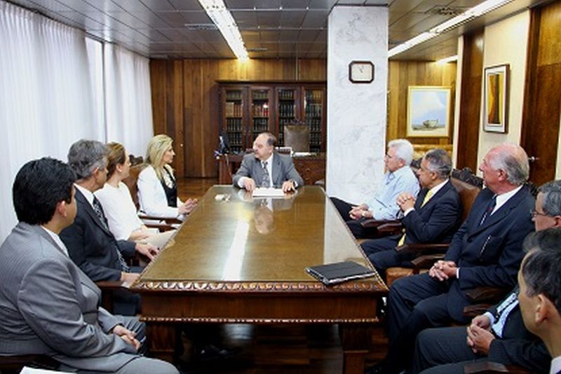 O presidente do TC, conselheiro Artagão de Mattos Leão, entregou à vice-governadora eleita, Cida Borghetti, um documento com contribuições para o segundo mandato do governador Beto Richa | Tribunal de Contas do Paraná / Divulgação