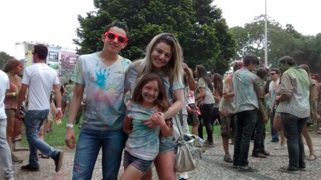 Gente de todas as idades participa da festa. | 