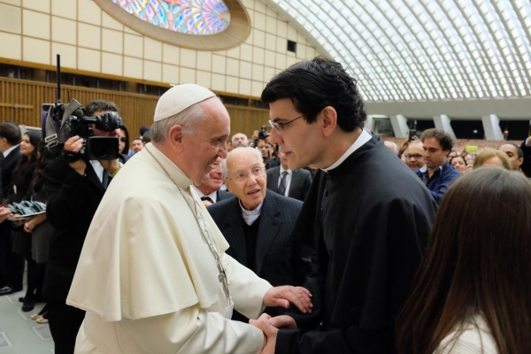 O padre Reginaldo Manzotti, pároco-reitor do Santuário Nossa Senhora de Guadalupe, se encontrou com o Papa Francisco, na última sexta-feira, no Vaticano, na XVI Conferência Internacional Laudes e Adoração para a nova Evangelização. Sobre o encontro com o pontífice, de quem ganhou uma bênção, ele escreveu em sua página no Facebook: Encontrar com o Papa Francisco reforçou em mim a missão de tornar Jesus Cristo conhecido e amado | Divulgação